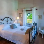 Casa Sant'elia 7&3, Emma